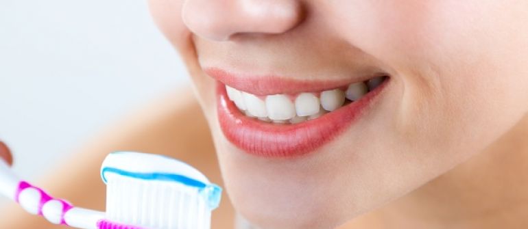Five simple hacks for a healthy smile: number 4 might surprise you!
